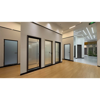 Porte battante en verre au design moderne avec matériau en alliage d'aluminium coupe-vent pour décoration intérieure d'hôtel