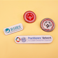 Insigne personnalisé avec impression UV en métal pour compagnie aérienne épinglettes conception personnalisée entreprise hôtel serveur fer blanc insigne broche