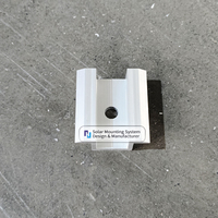 Support de fixation intermédiaire pour panneaux solaires en aluminium anodisé, sécurisant deux modules photovoltaïques, résistant aux fort vents