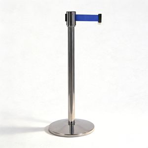 Barrera Retráctil de Acero Inoxidable de 900 mm de Altura con Base de Hierro Fundido para Control de Multitudes en Aeropuertos y Eventos - Product Image 1