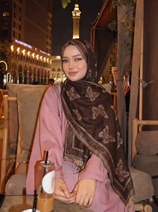 Nuevo Chal Hijab Étnico Versátil con Hilo Dorado Jacquard, Estilo Saudí de Oriente Medio, con Borlas, Pañuelo Largo para la Cabeza - Product Image 3