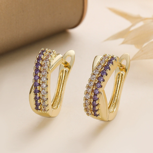 Une paire de boucles d'oreilles élégantes en zircone synthétique noire et blanche, idéales à porter pendant Noël N95262 - Product Image 5