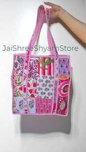 กระเป๋าผ้าฝ้ายลายดอกไม้พิมพ์ลายด้วยมือ พร้อมบุนวมอย่างนุ่มนวล ทนทาน และดีไซน์กว้างขวางสำหรับใช้ในชีวิตประจำวัน - Product Image 6