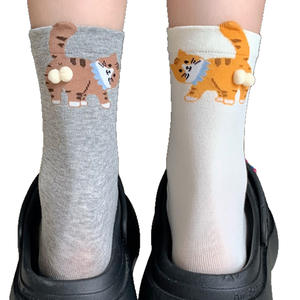 Calcetines de punto para mujer con diseño de gato travieso, divertidos y lindos, con estampado 3D, absorbentes del sudor y con pompón. - Product Image 5