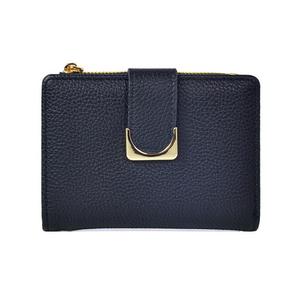 Portefeuille court de haute qualité pour femmes, avec motif vertical texturé, fermeture à pression sécurisée, poche à monnaie zippée et design compact. - Product Image 1