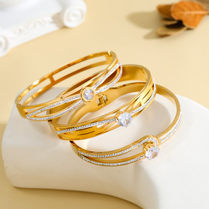 Pulsera de Acero de Titanio y Oro de 18K con Diamantes en Forma de Corazón Cruzado de Alta Gama para Mujer, Joyería al por Mayor para Regalo de Cumpleaños - Product Image 4