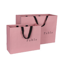 Sac cadeau personnalisé en papier ivoire avec poignées tissées rose pâle et finition mate pour fabricant d'emballages de détail domestiques