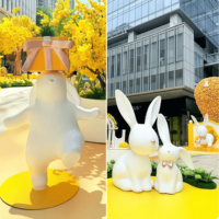 Statue d'animal en fibre de verre résistante aux intempéries, sculpture élégante de lapin avec détail nœud papillon pour rue piétonne commerciale