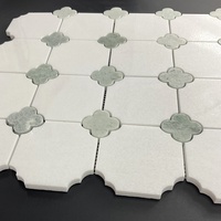Carreaux de mosaïque muraux cannelés de couleur blanche en pierre de marbre naturelle personnalisée pour la salle de bain d'hôtel