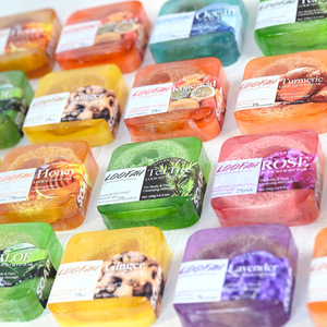 Jabón Artesanal <span class=keywords><strong>de</strong></span> Luffa <span class=keywords><strong>de</strong></span> 100g con Aceites Esenciales <span class=keywords><strong>de</strong></span> Lavanda y Rosa, Manteca <span class=keywords><strong>de</strong></span> Karité, Jabón en Barra Hidratante y Antiacné para Cuerpo y Rostro - Product Image 1