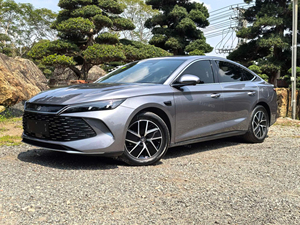 รถยนต์มือสองจากจีน BYD Qin L 2024 DM-i รุ่น Smart Driving Edition ระยะทางวิ่ง 120 กม. รถยนต์ไฮบริดขนาดกลาง พวงมาลัยซ้าย - Product Image 1