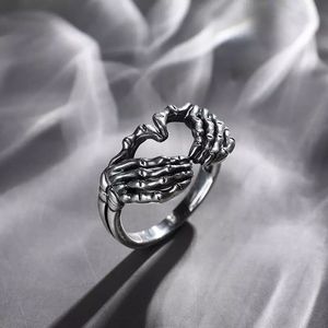 Bague squelette Love Hand pour femme, design gothique cœur et os, style vintage européen, bijoux tendance transfrontaliers - Product Image 1