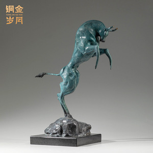 Escultura de Toro en Ascenso de Cobre y Oro, Figura Artística Hecha a Mano para Decoración de Mesa de Sala de Estar - Product Image 4