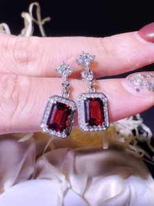 أقراط فضية عيار 925 بقطع أشر من حجر الجارنت، أقراط فاخرة هندسية مرصعة بالزركون، أقراط أنيقة للجنسين، هدية مثالية للحفلات والزفاف - Product Image 4