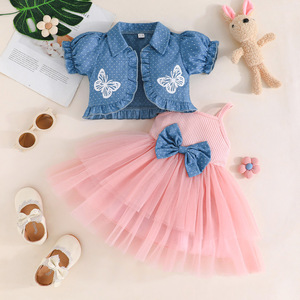 Set di Abbigliamento per Bambini 2 Anni, Stile Europeo e Americano, Pantaloni Floreali e Cappotto con Vestito a Bretelle in Rete e Fiocco in Poliestere - Product Image 1