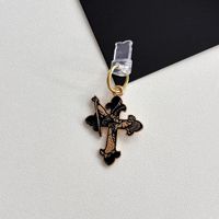 Breloques anti-poussière pour téléphone de style gothique : Crâne, Papillon, Corbeau, Croix – Décorations métalliques anti-poussière pour port d'iPhone