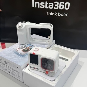 Venta al por Mayor de la Cámara de Acción <span class=keywords><strong>Insta</strong></span> <span class=keywords><strong>360</strong></span> Ace Pro 2 Glacier White Play Set, Video 8K, Pantalla Abatible de 2.4 Pulgadas, Chip Dual IA, Lente Leica - Product Image 5