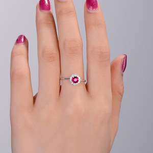 Anello vintage con fiore in pietra rossa per donna, design creativo intarsiato, gioielli eleganti e alla moda - Product Image 4