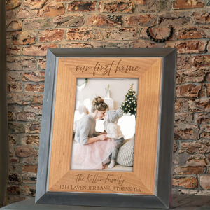 Cadre photo en bois personnalisé gravé au laser – Nom de famille, adresse, Notre première maison, Cadeau de pendaison de crémaillère, Souvenir de nouvelle maison – Vente en gros OEM - Product Image 4