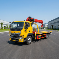 Camion-grue logistique d'entrepôt pour le stockage de marchandises, le levage et les opérations modernes des centres logistiques