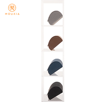 Étui à lunettes incurvé avec surface en PU grain litchi brillant, logo personnalisable.
