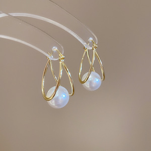 European and American Smooth <strong>U</strong>-<strong>shape</strong> Pearl Retro Versatile Light Luxury High-end Niche Fashion Wholesale Stud <strong>Earrings</strong> for Women - Product Image 3