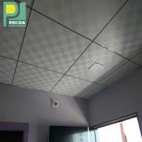 Améliorez les conceptions de plafond de gypse des tuiles 2*2 de fleurs de plafond de plâtre de résistance de tremblement de terre Images