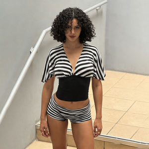 Conjunto de dos piezas de pantalones cortos a rayas blancas y negras estilo occidental para mujer, top de manga corta con cintura anudada y diseño hueco, atuendo informal a la moda. - Product Image 2