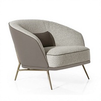 Fauteuil minimaliste moderne de luxe - Fauteuil d'appoint incurvé avec un mélange de tissu et de cuir et pieds en métal doré pour salon, hôtel