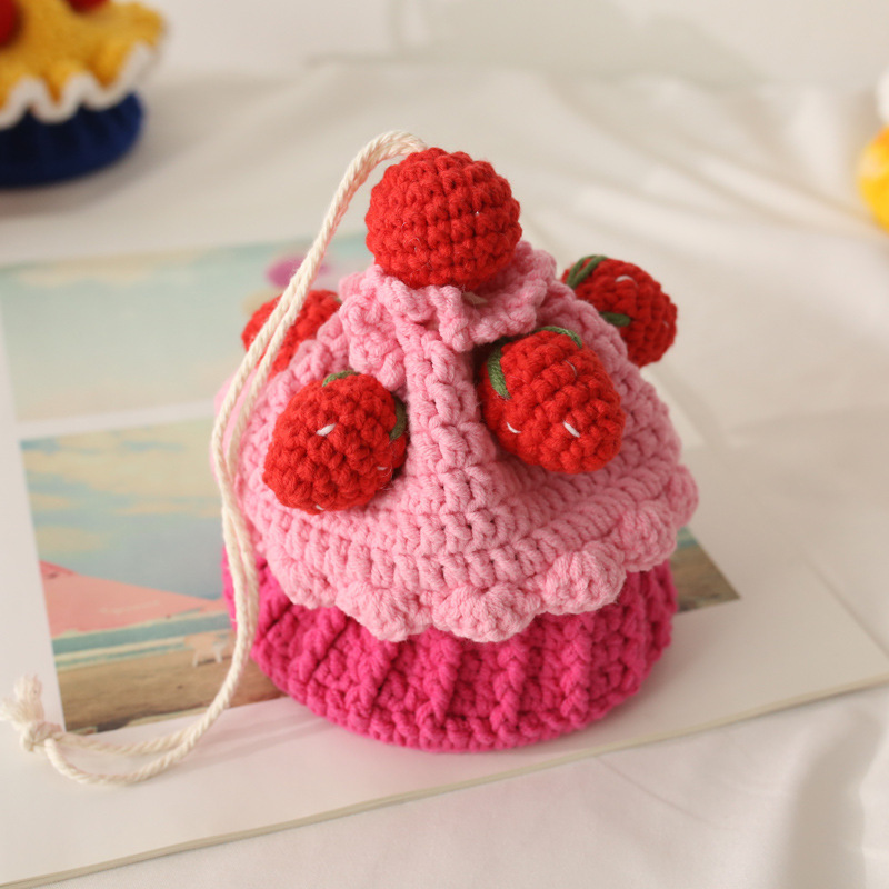Pastel de fresa rojo rosado.