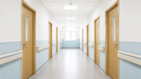 Porte de salle de bain Oukeman bleu clair pour bloc opératoire avec fenêtre dépolie et grille de ventilation inférieure pour chambre de patient