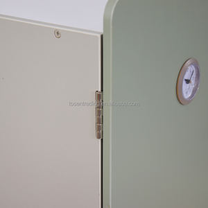 Réfrigérateur en bois vert sauge pour enfants avec horloge intégrée - Réfrigérateur-congélateur Montessori de qualité supérieure à double porte pour jeu d'imitation - Product Image 5