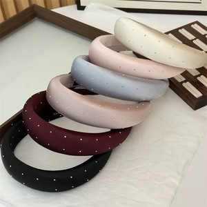 Serre-tête large en satin avec strass et points, léger et rembourré, pour usage quotidien - Product Image 2