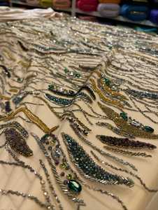 Tissu en dentelle perlée brodé à la main élégant avec maille à paillettes pour robes de créateurs et vêtements d'occasion - Product Image 2