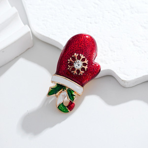 Broche avec motif <span class=keywords><strong>visage</strong></span> <span class=keywords><strong>de</strong></span> Père Noël mignon, chapeau <span class=keywords><strong>de</strong></span> Père Noël rouge à paillettes, détails en <span class=keywords><strong>strass</strong></span> transparents et cristaux rouges, bordure dorée - Product Image 4