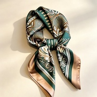 Écharpe carrée en soie vert foncé vintage pour femme, 70 cm, pour un look chic, idéale pour envelopper la tête et le cou