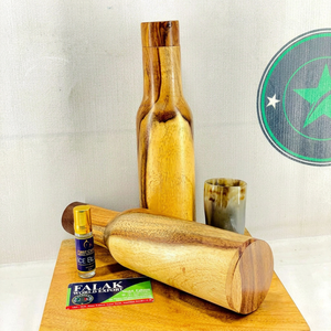 Bouteille d'eau artisanale en bois pur indien, design gaufré foncé, écologique - 900 ML pour le stockage et les boissons, bienfaits ayurvédiques - Product Image 1
