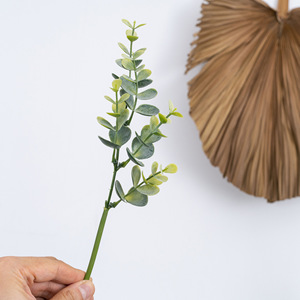 Branche d'eucalyptus artificielle CallaFloral, plastique vert, décoration intérieure, tige unique PJ1138 - Product Image 2