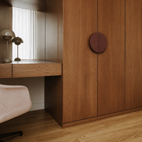 Armoire intégrée sur mesure en placage de noyer, style moderne et luxueux, avec coiffeuse miroir, placard de chambre pleine hauteur