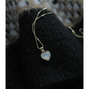 Collier élégant et simple en or 14 carats avec pendentif en forme de papillon et de cœur de pêche, chaîne de clavicule blanche avec accents de perles - Product Image 4