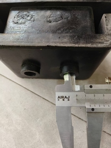 Factory Wholesale <strong>Engine</strong> <strong>Mount</strong> 4641027 4410043 for Hitachi 4hk1 Zx200-3 Zx240-3 Zx270-3 <strong>Rubber</strong> Mounting - Product Image 4