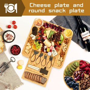 Tabla de cortar de queso cuadrada de bambú con juego de cuchillos Tabla de charcutería de madera que incluye bandeja redonda para servir y plato de cerámica - Product Image 2