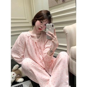 Set Pigiama Femminile Rosa Dolce con Collo Tondo e Finiture in Pizzo, Adatto per l'Autunno e Indossabile Anche Fuori Casa - Product Image 2