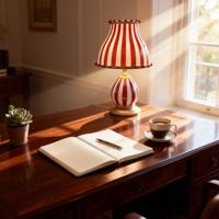 Lampe de bureau moderne et épurée avec abat-jour émaillé, source de lumière LED, corps métallique, protection oculaire, idéale pour la décoration de comptoirs d'hôtel