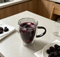 Mug en verre à double paroi Wuso fait main en borosilicate, gris fumé intérieur, à nervures verticales, avec anse noire, résistant à la chaleur et isolé