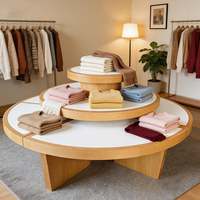 Table de présentation de vêtements en bois à niveaux pour magasin de gros, îlot central de présentation de vêtements avec logo personnalisé