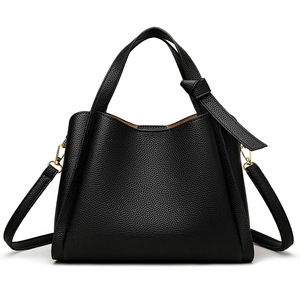 Bolso tipo cubo de cuero suave de lujo 2024 para mujer, cierre de cremallera, diseño templado, dos correas de hombro de poliéster para uso en la playa - Product Image 6