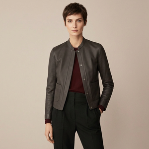Chaqueta de piel de oveja marrón de cuello alto para mujer, totalmente forrada, con cierre de cremallera frontal, detalles de remaches, estilo audaz, chaqueta de cuero estilo biker/café. - Product Image 1
