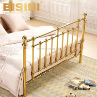 Lit double en laiton de style nordique simple et délicat, finition dorée brillante, élégant, pour chambre d'hôtes