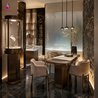 Sundo, boutique de bijoux et de montres de luxe, mobilier avec vitrine d'îlot sur mesure et présentoirs muraux pour clients haut de gamme